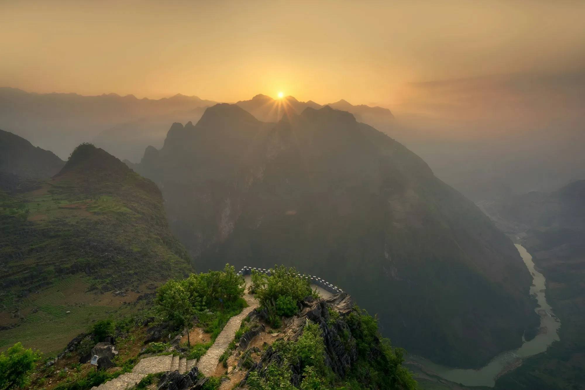 Sunset over the mountains at Ma Pi Leng Pass