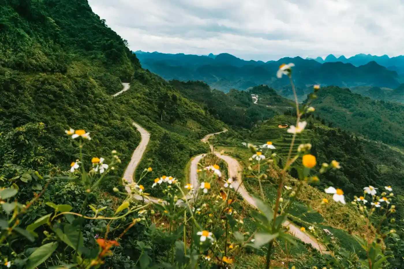 The road and valley seen from the Quan Ba Heaven Gate
