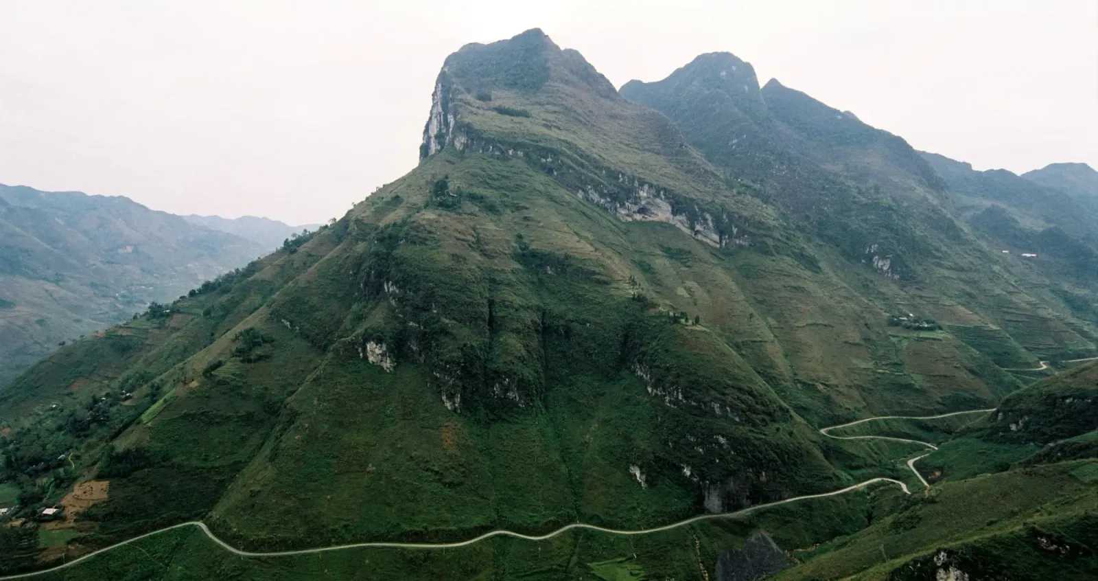 The winding road below the Ma Pi Leng ridges