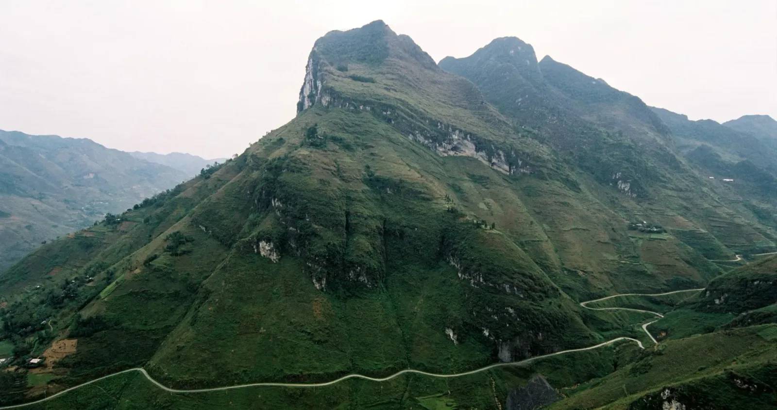 The winding road below the Ma Pi Leng ridges