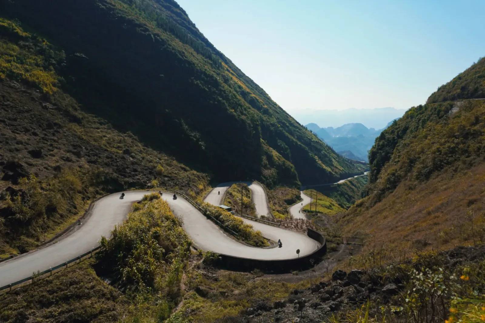 The hairpin bends of Tham Ma slope